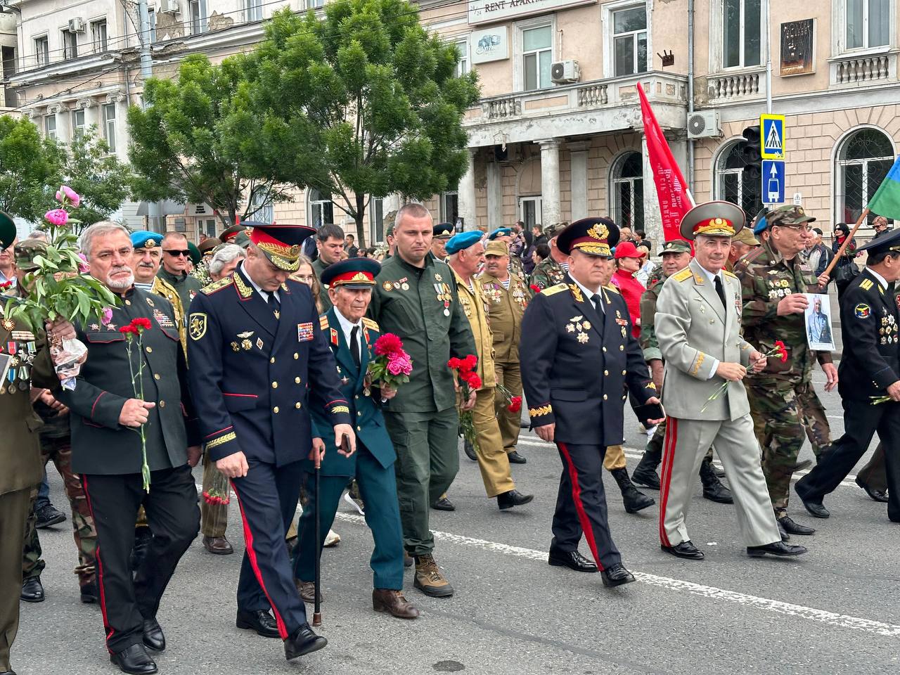 В День Победы в Кишинэу проходит марш с советской музыкой и символами, запрещенными в Республике Молдова 