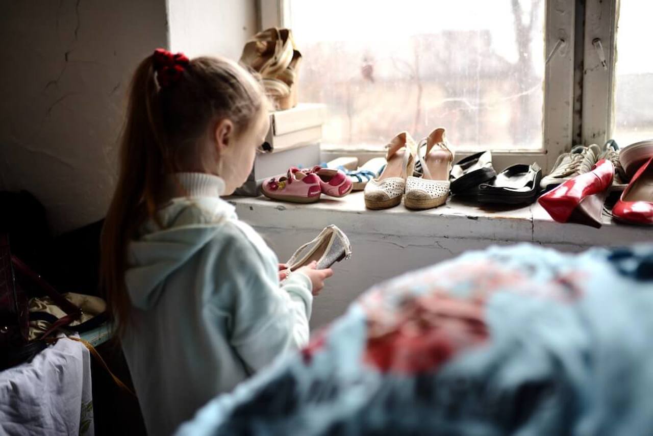 Garderobe sociale în 10 localități: cum ajută Diaconia familiile vulnerabile