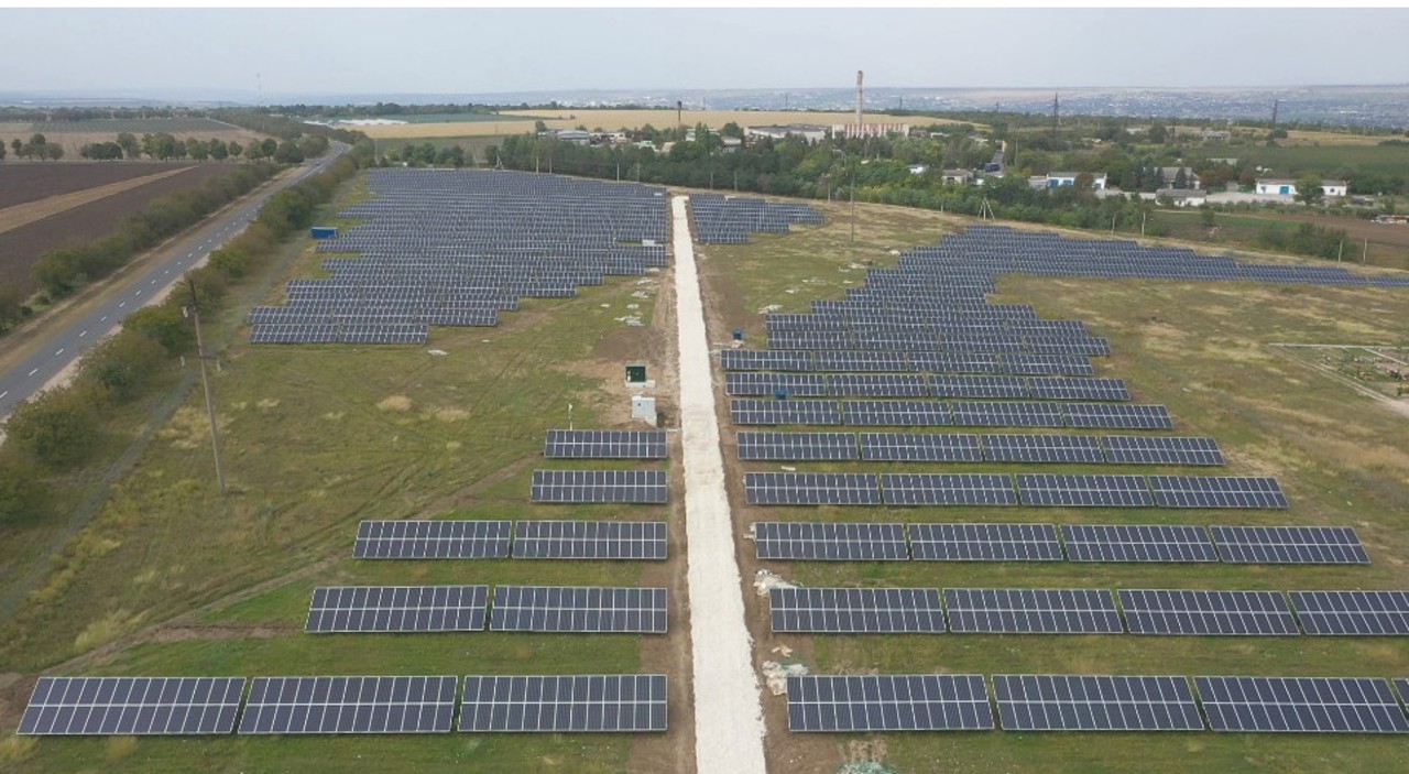 Licitații: Mai multe centrale fotovoltaice și eoliene vor asigura 8,4% din consumul anual de energie electrică al R. Moldova
