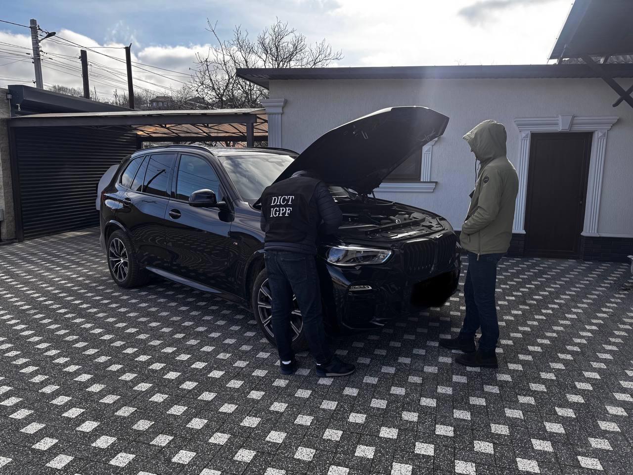 Patru bărbați din Hâncești și Strășeni vindeau în R. Moldova mașini sustrase din UE: Riscă până la zece ani de închisoare