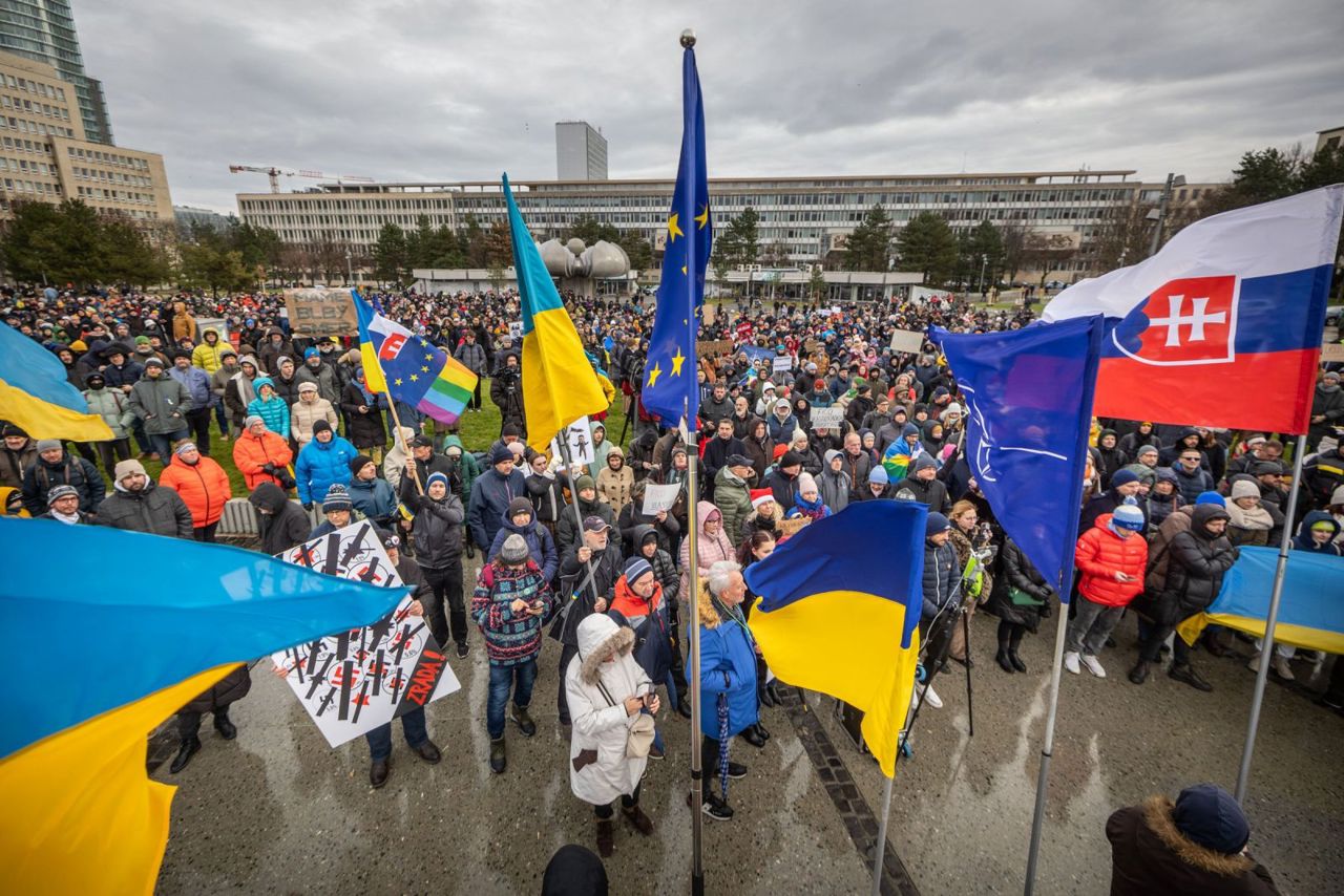 Высказались против визита Фицо в Москву: в Словакии сотни людей вышли на протест