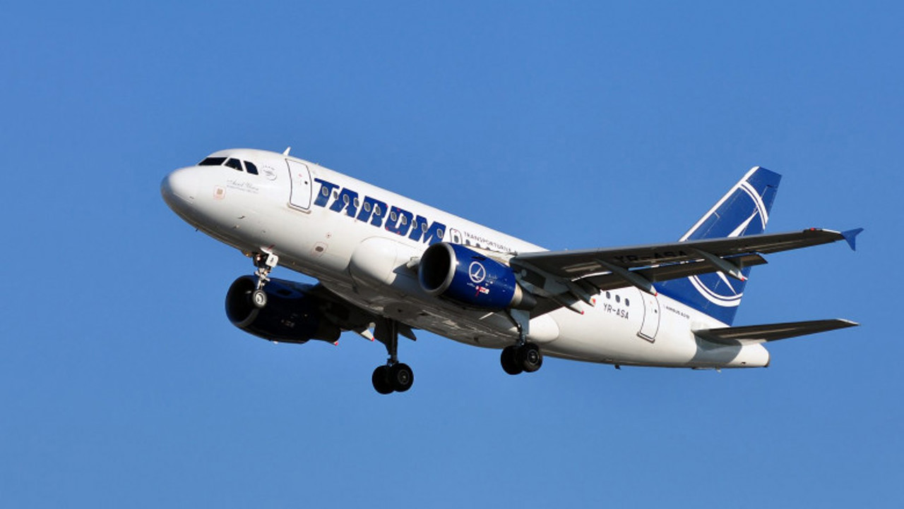 Самолет «Tarom», направлявшийся в Кишинев, вернулся в Бухарест после того, как в него якобы ударила молния