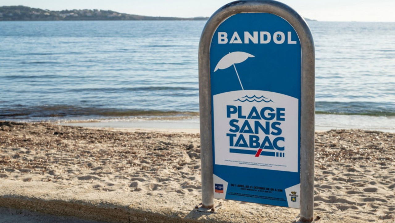 Франция запретит курение на пляже. Макрон хочет создать «первое поколение без табака»