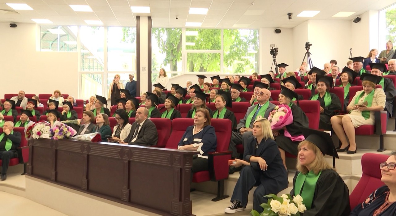 Dorința de a învăța nu are limită de vârstă, au demonstrat absolvenții Universității pentru Vârsta a Treia: „La vârsta noastră, orice cunoștințe sunt utile” 