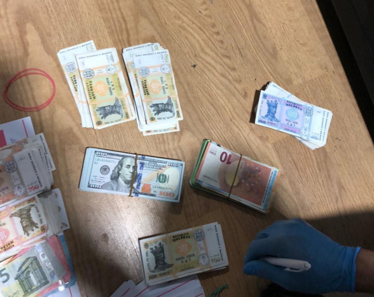 Searches in Jora de Jos in a case of illegal party financing. One person, detained