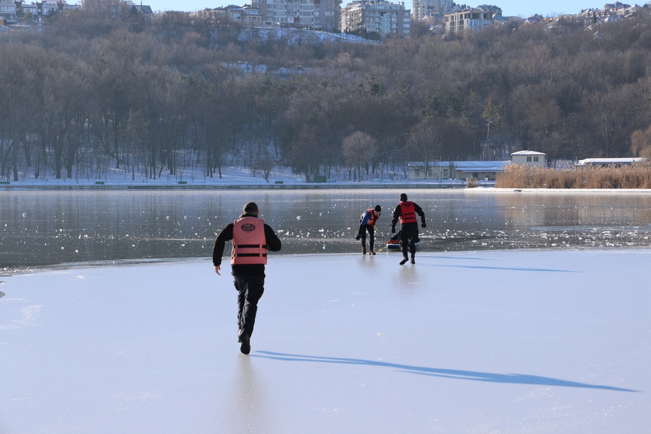 A 14-year-old minor died after he fell under the ice of a pond in Chisinau