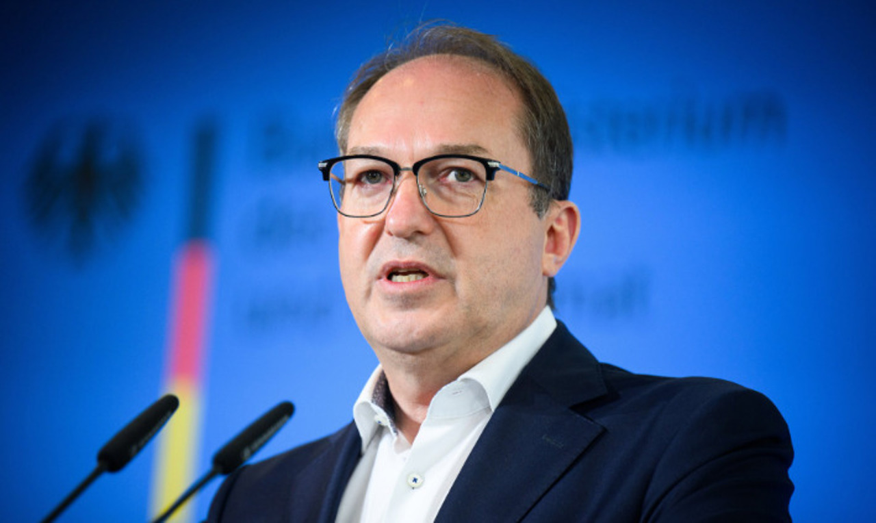 Ministrul german de Interne: „Devenim zilnic ținta unui război hibrid”