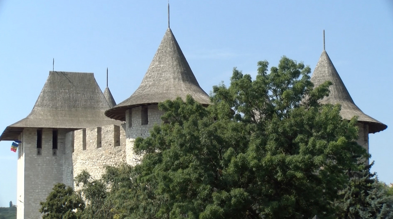 Moldovans bring foreign friends to Soroca Fortress