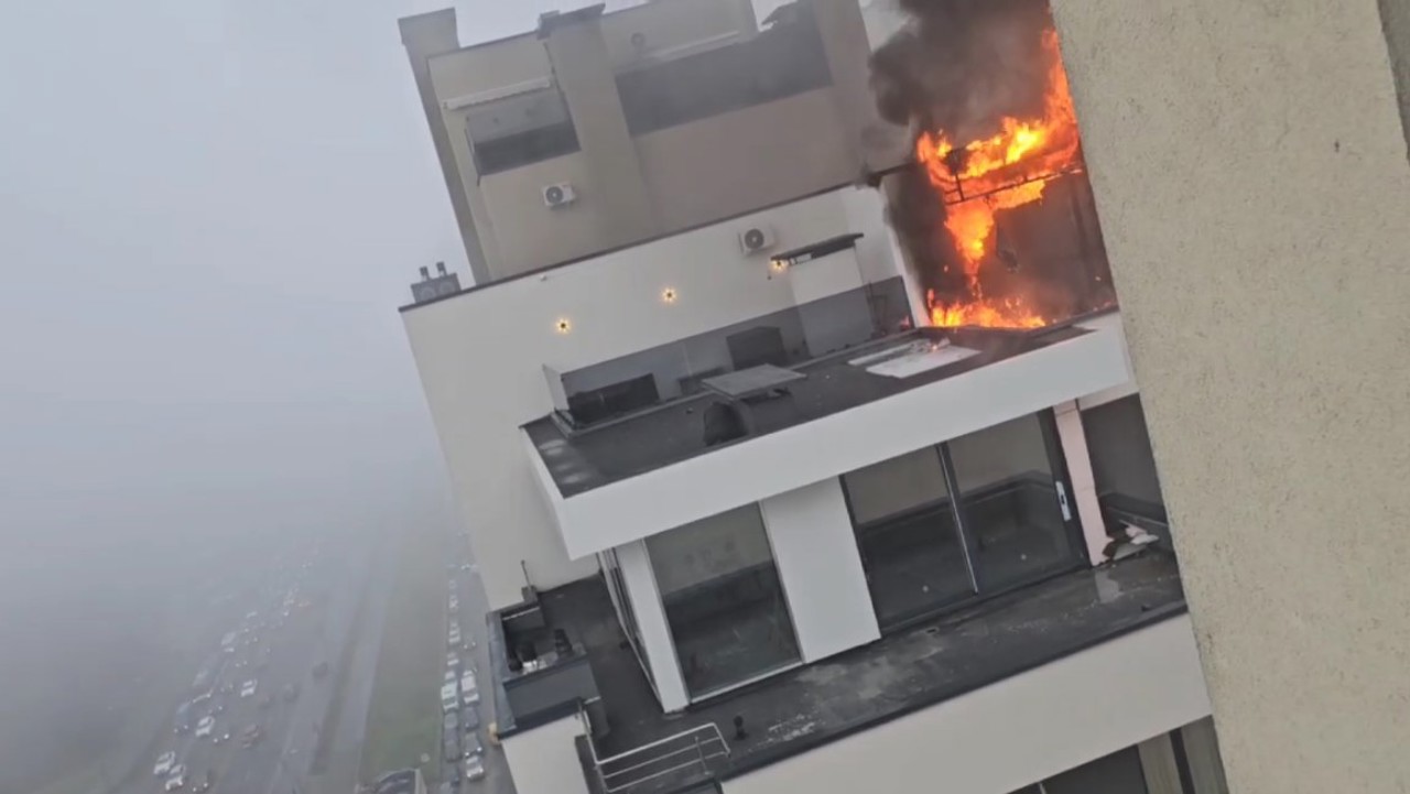 В Кишиневе тушат пожар на крыше 15-этажного жилого дома