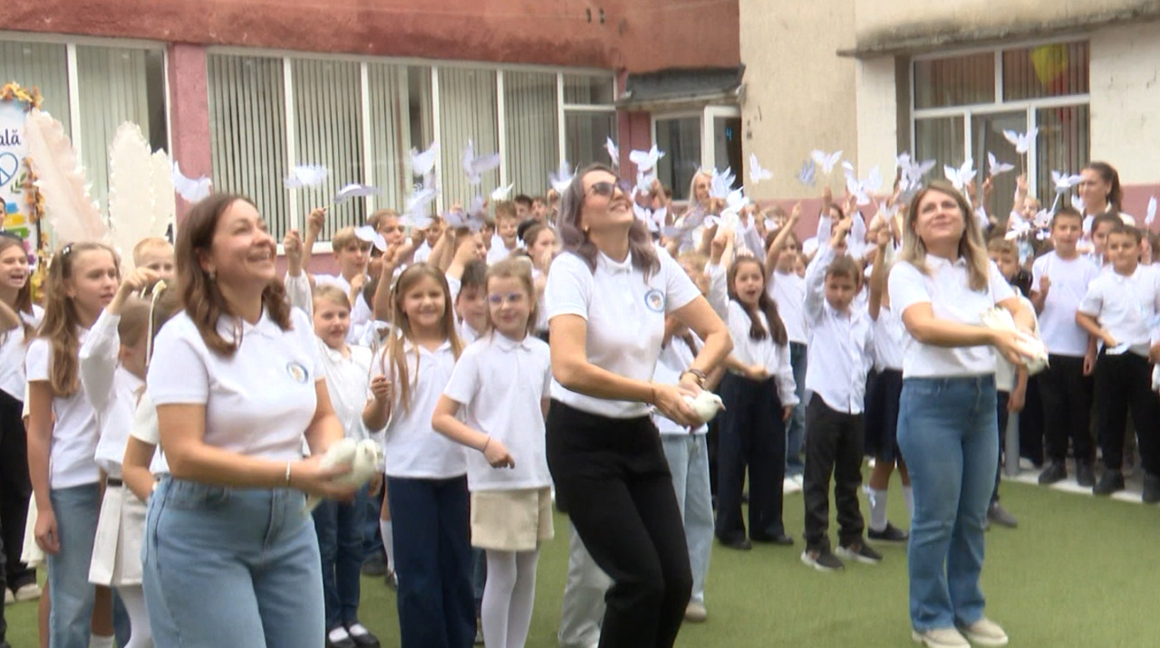 Pacea, văzută prin ochii copiilor: Elevii unei școli din Chișinău au marcat Ziua Internațională a Păcii
