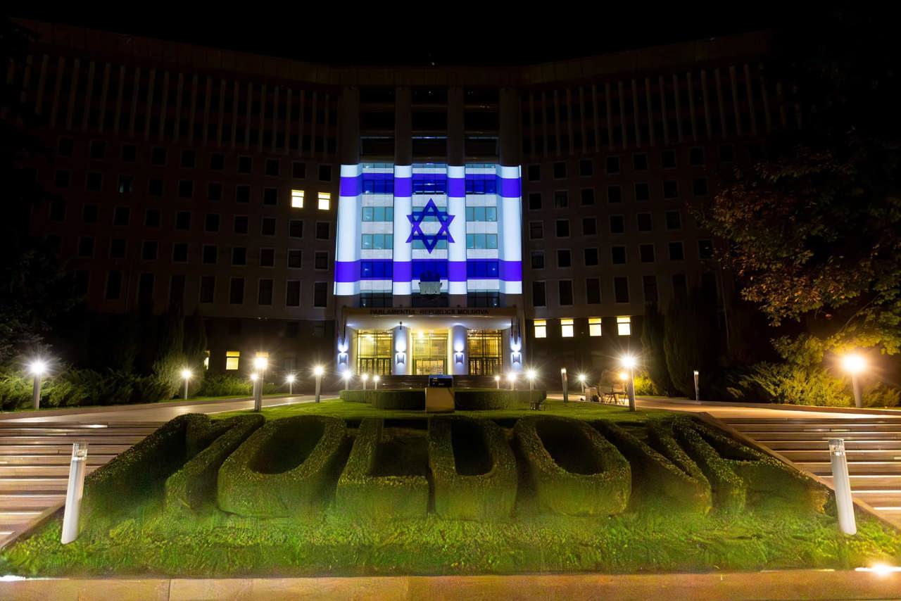 Clădirea Parlamentului a fost iluminată în culorile drapelului Israelului, în semn de solidaritate cu poporul acestei țări