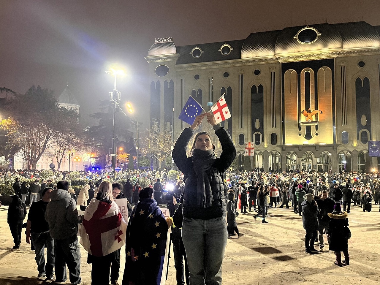 A zecea noapte de proteste la Tbilisi. Poliția a folosit gaze lacrimogene