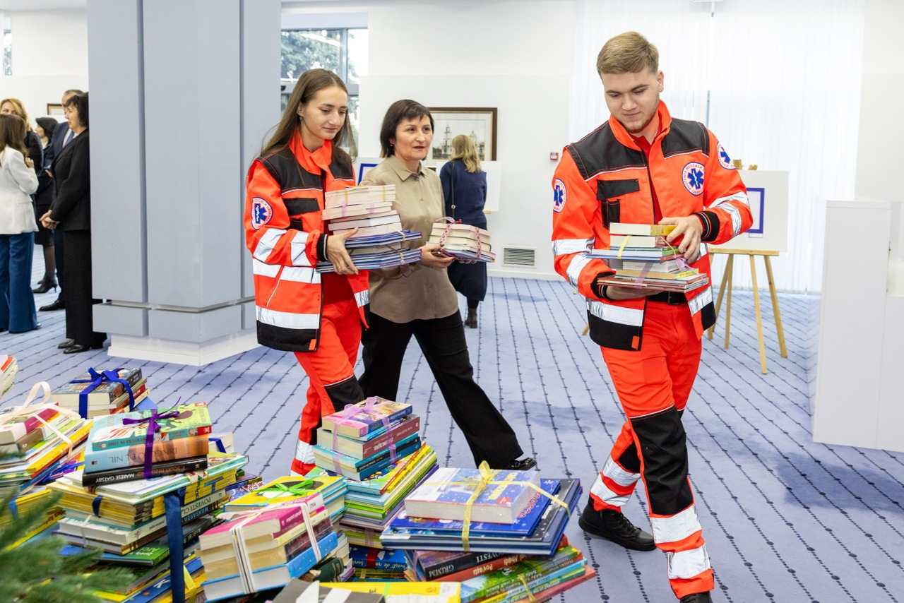 About 8,000 books were collected by the Government as part of the “Library under the Christmas Tree” campaign