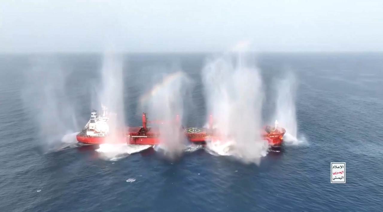 Al doilea atac în doar câteva zile: o navă grecească, distrusă de Houthi