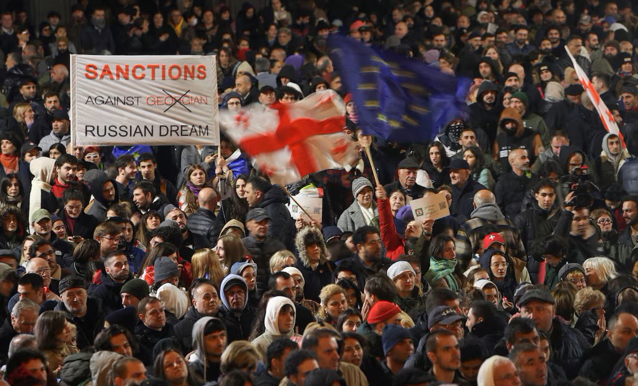 Reuters / Susținătorii partidelor de opoziție din Georgia protestează împotriva rezultatului recentelor alegeri parlamentare câștigate de partidul de guvernământ Visul Georgian, în Tbilisi, Georgia 4 noiembrie 2024