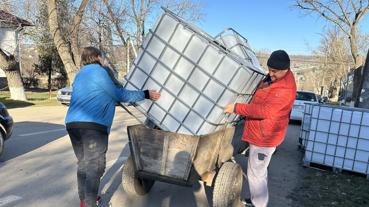 „Tare mult ajută”: Rezervoarele pentru colectarea apei de ploaie, soluție pentru a învinge seceta, la Telenești