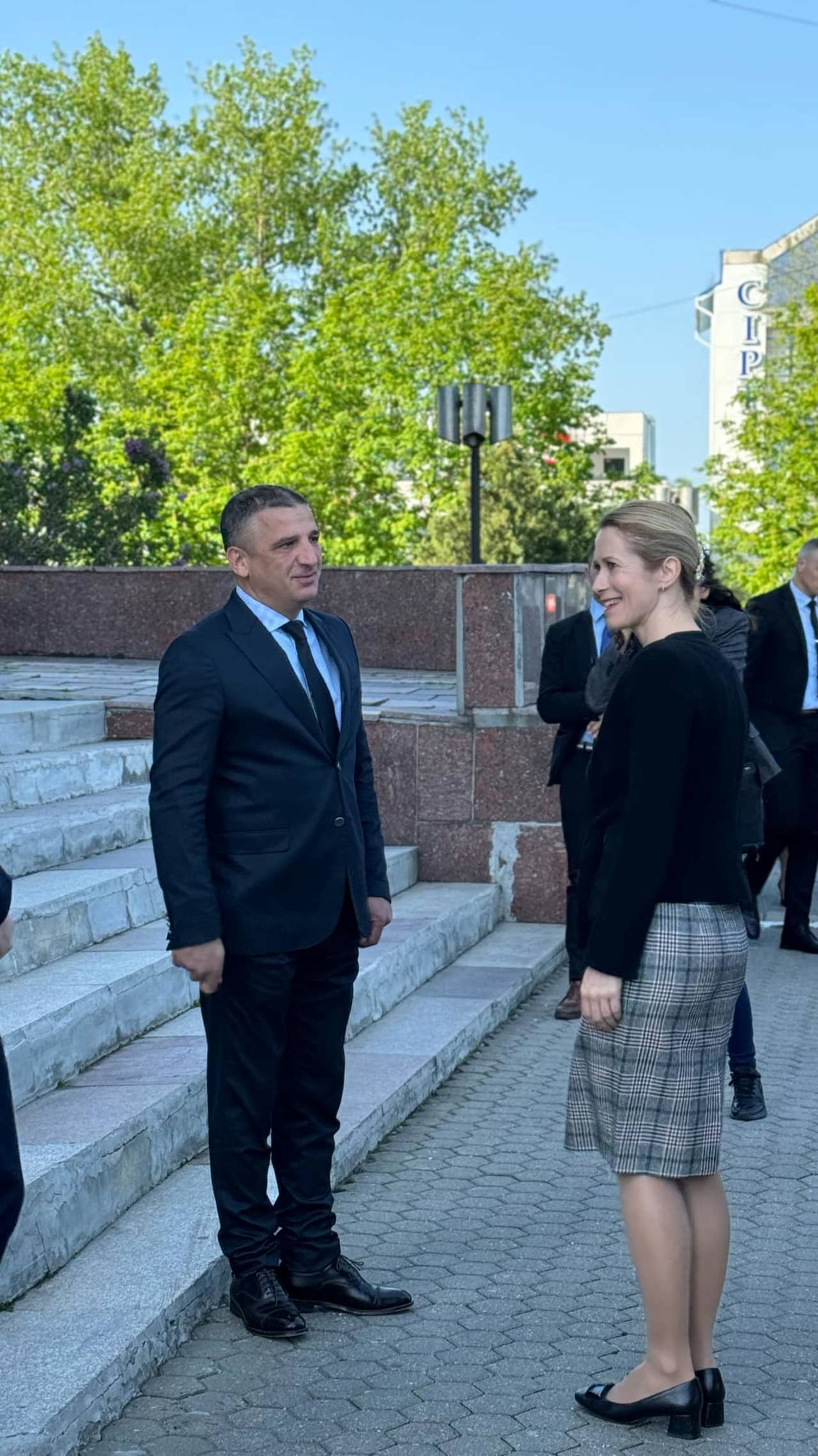 Directorul general al TRM, Vlad Țurcanu, în stânga, și vicepreședinta CE, Kaja Kallas, în dreapta. Sură foto: TRM