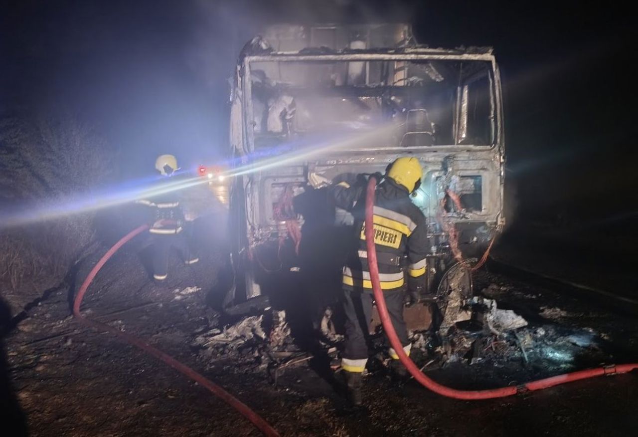 Incendiu pe șoseaua Cahul–Taraclia: un camion cu peste 20 de tone de semințe, cuprins de flăcări