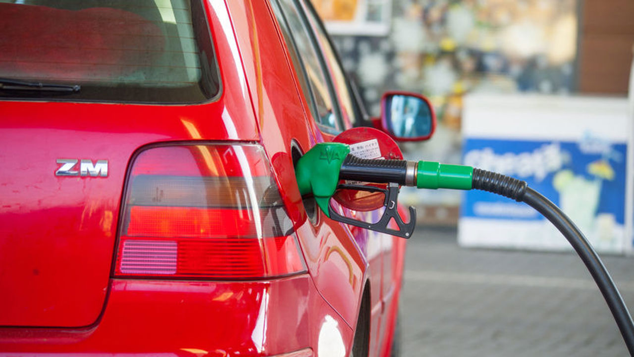 Prețul carburanților, în cădere liberă. Benzina și motorina continuă să se ieftinească