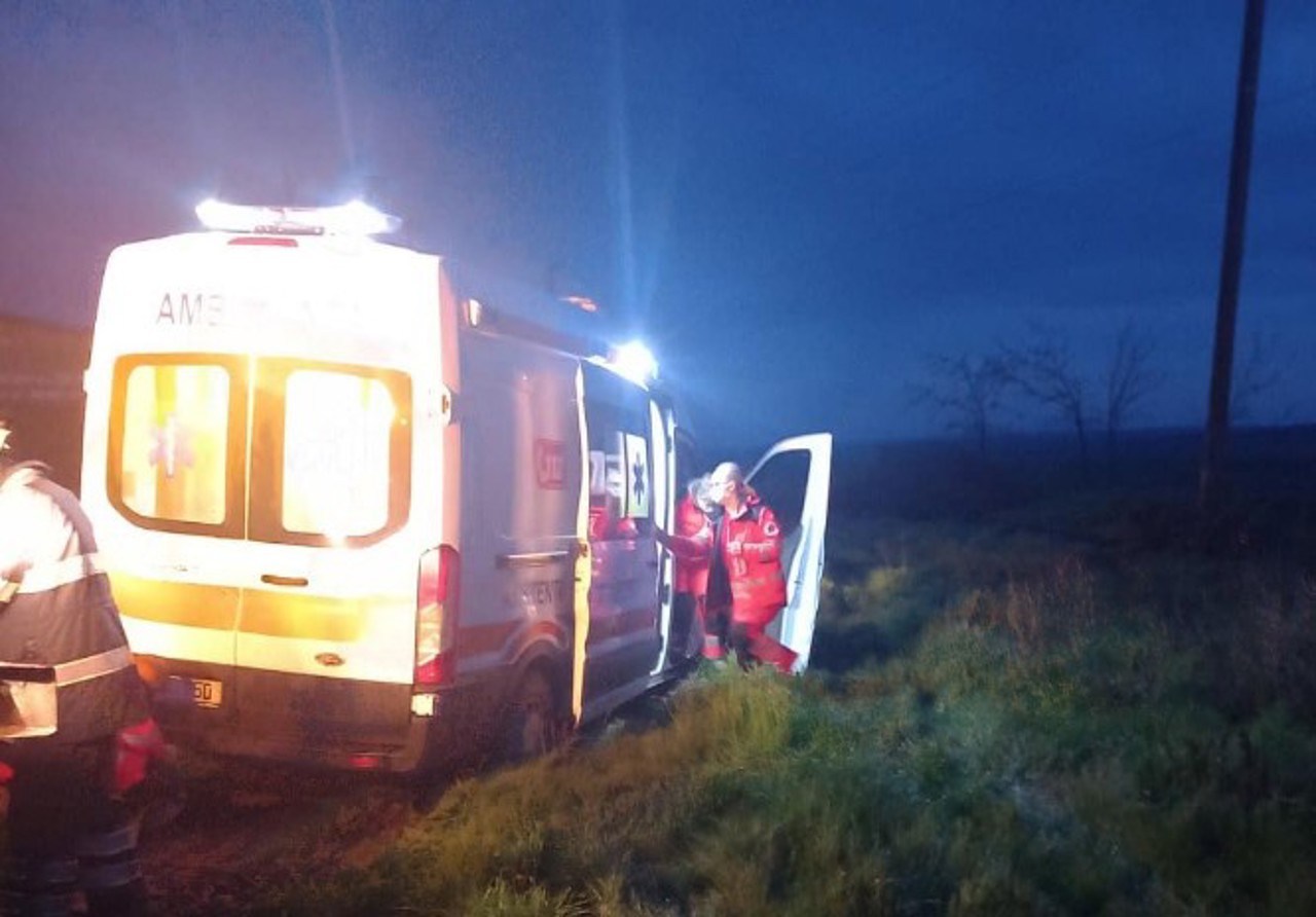 Ambulanță, blocată în noroi în raionul Căușeni. Salvatorii au intervenit la tractarea autospecialei