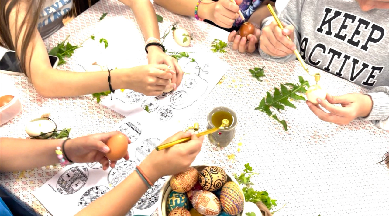 Diaspora din Madrid ține vii tradițiile pascale: Ouă încondeiate cu ceară și vopsele naturale