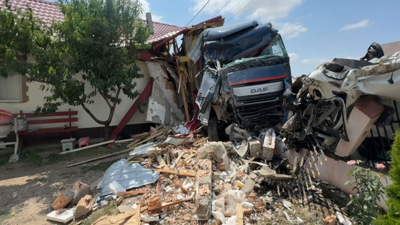 Accident grav în România: Un TIR din R. Moldova a intrat în două gospodării dintr-o localitate din Vaslui