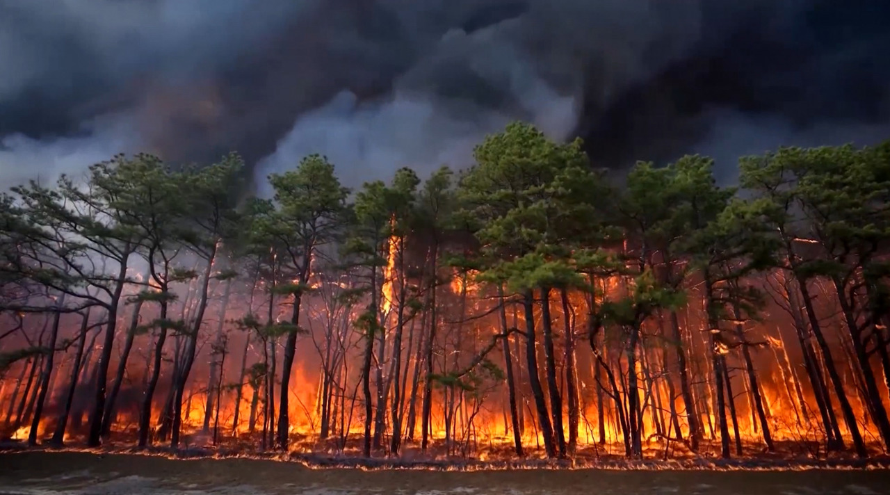 Incendiu devastator în New Jersey. Mii de oameni au fost evacuați