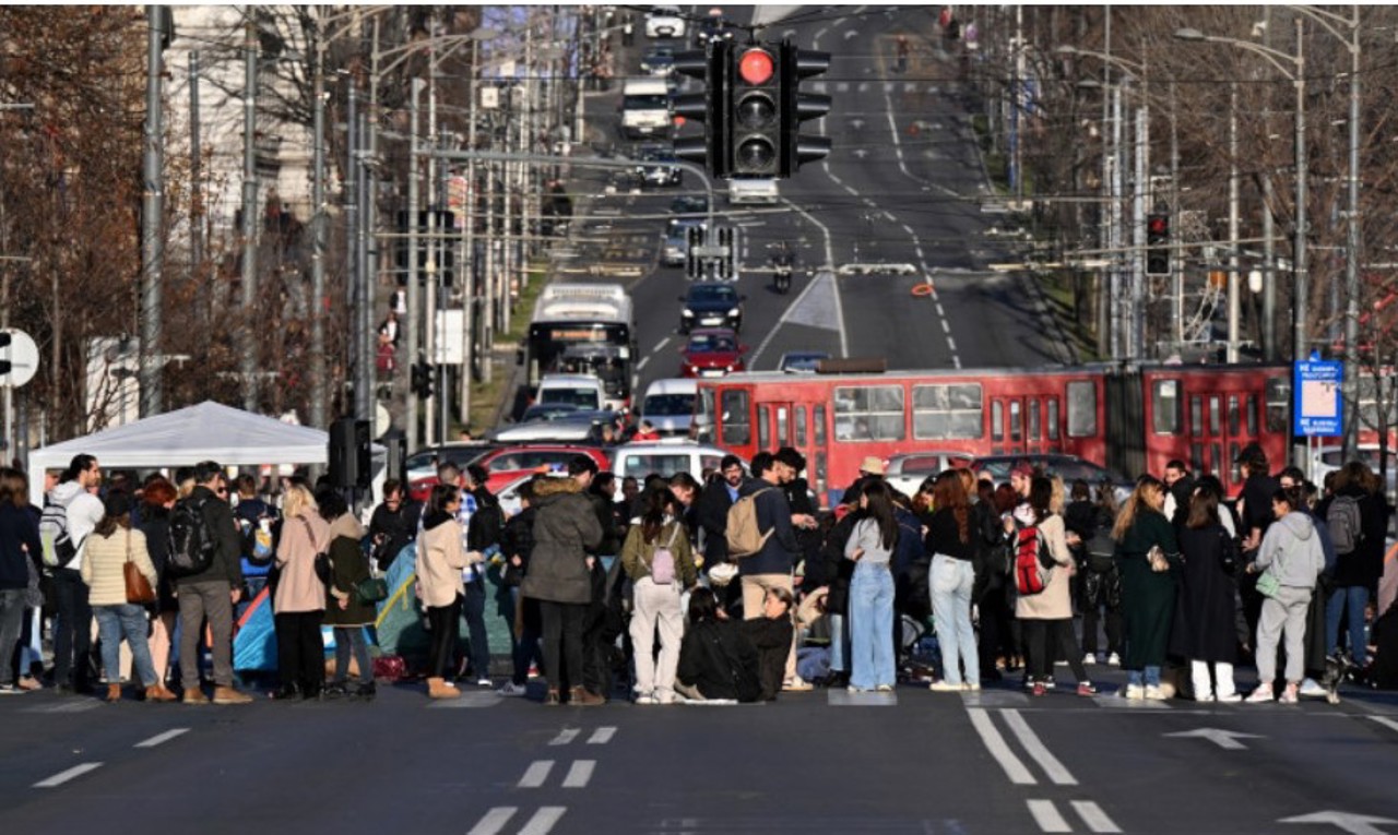 Protestele în Serbia continuă: Manifestanții au montat corturi pe stradă și au blocat circulația 