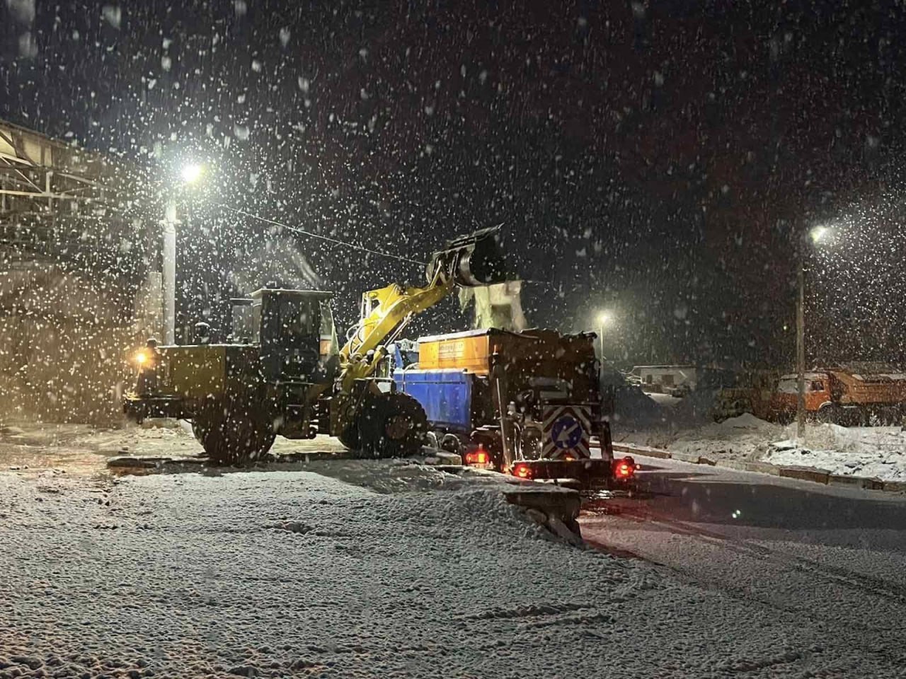 Снегопад в Молдове добавил хлопот коммунальным службам: рабочие и десятки единиц спецтехники устраняют последствия непогоды 