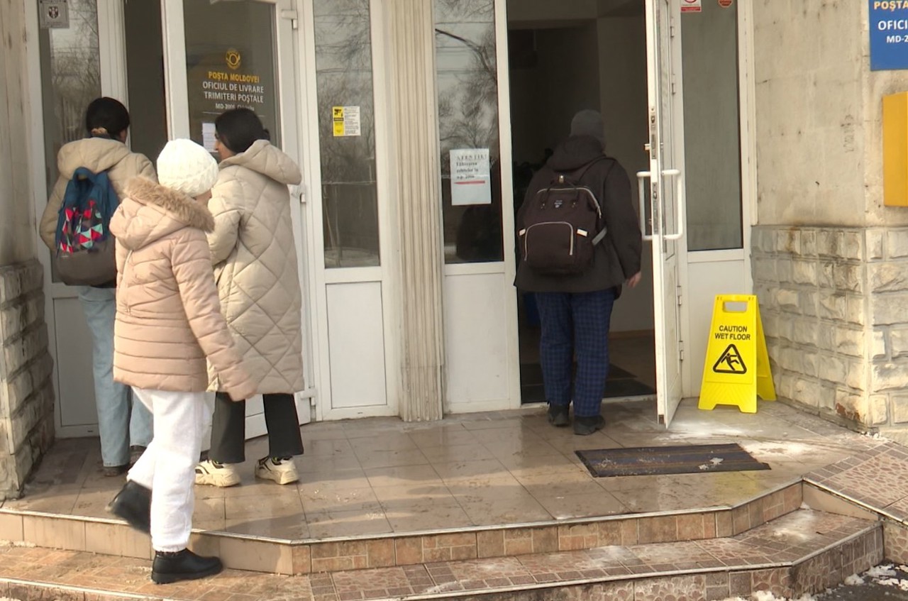 Beneficiarii primesc compensațiile la căldură la oficiile poștale. Oamenii spun că oricum trebuie să facă economii  