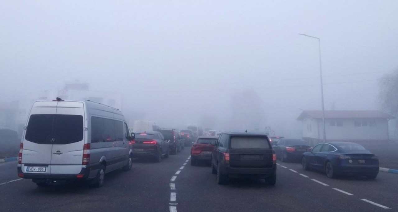 Trafic intensiv la ieșire din Republica Moldova prin vama Leușeni. Călătorii, îndemnați să opteze pentru alte puncte de trecere a frontierei