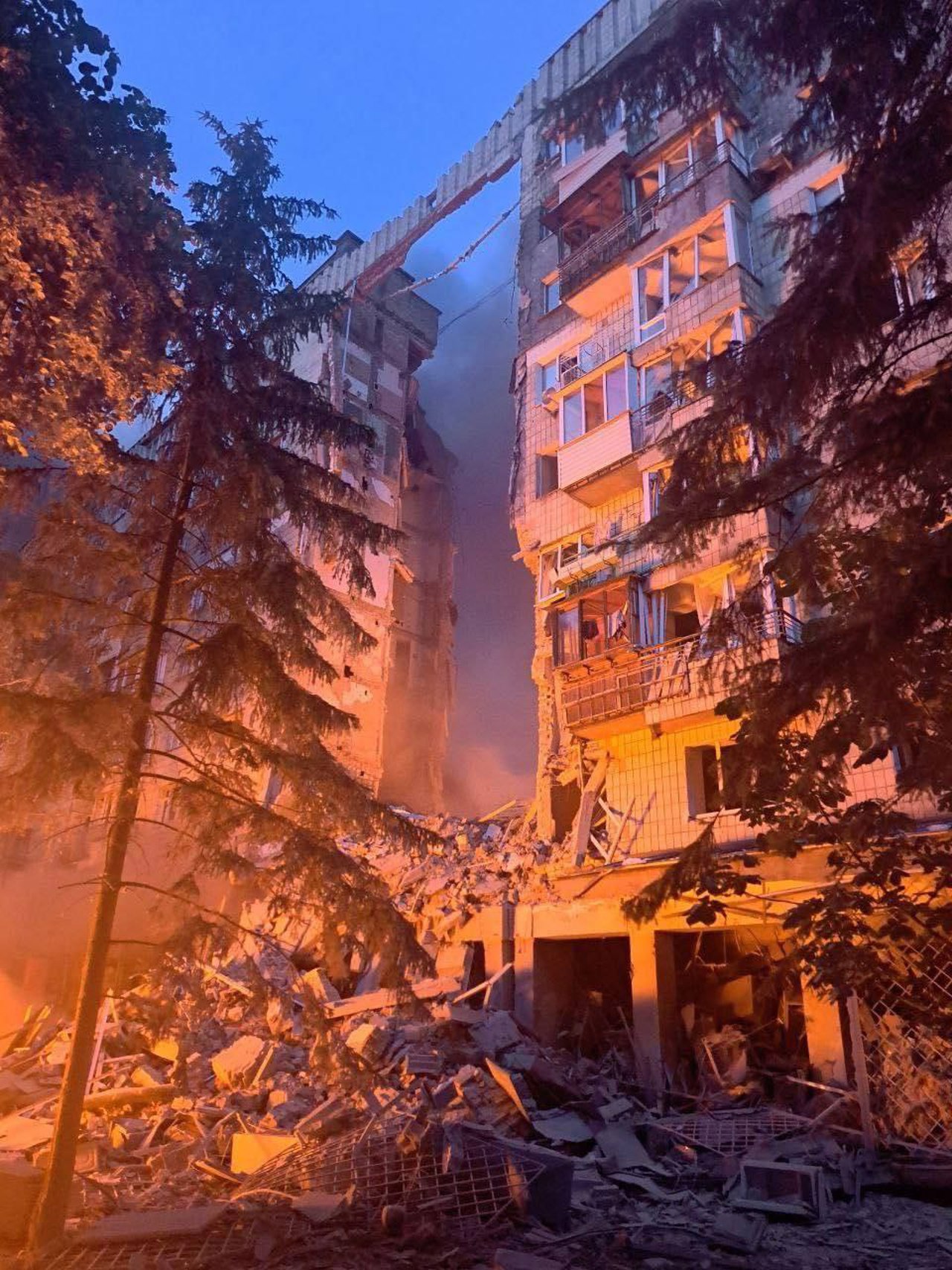 Bombardamente nocturne asupra Kievului: 14 morți, peste 40 de răniți și incendii 