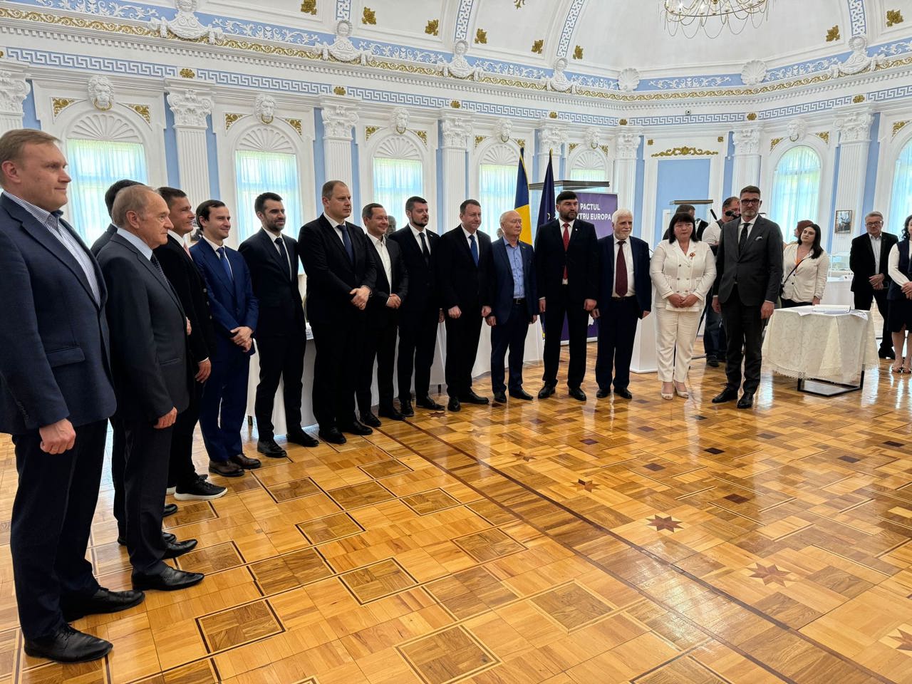 "If you choose the East you must understand that you are buying a ticket to war." The messages of the ambassadors of Romania and Ukraine at the signing of the Agreement for Europe