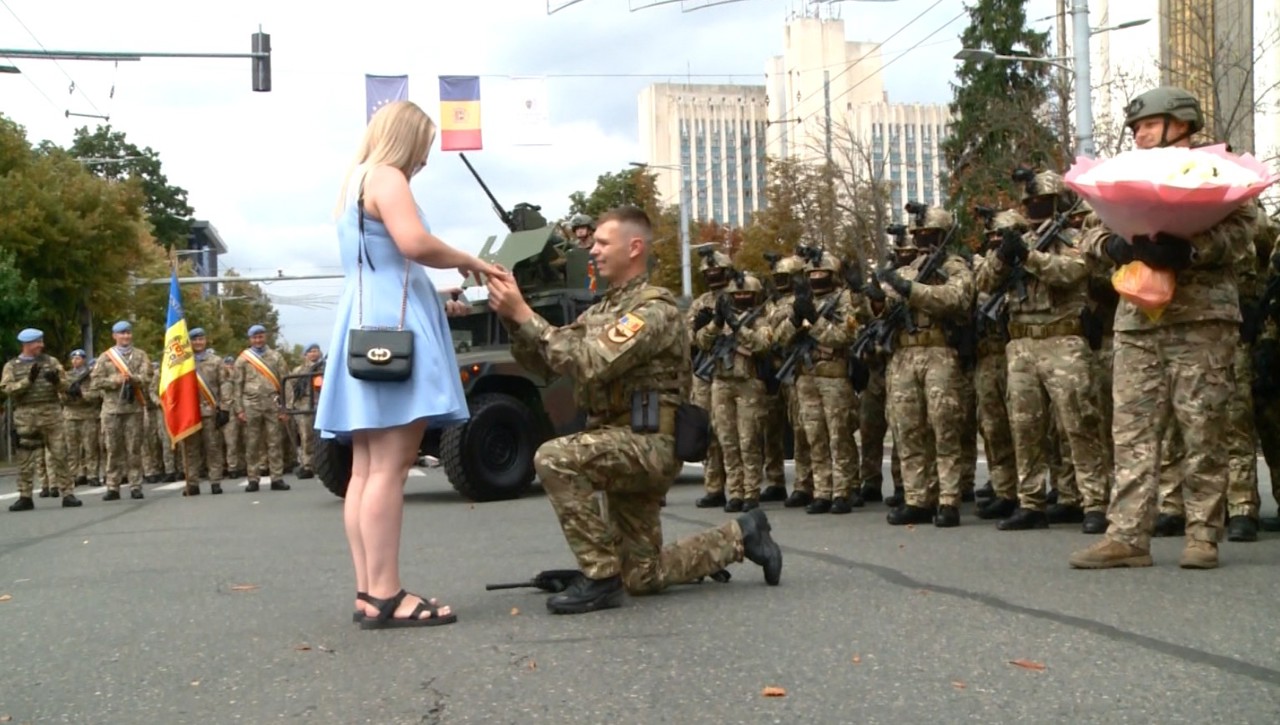 Moment emoționant de Ziua Independenței: Un militar și-a cerut iubita în căsătorie înainte de paradă 