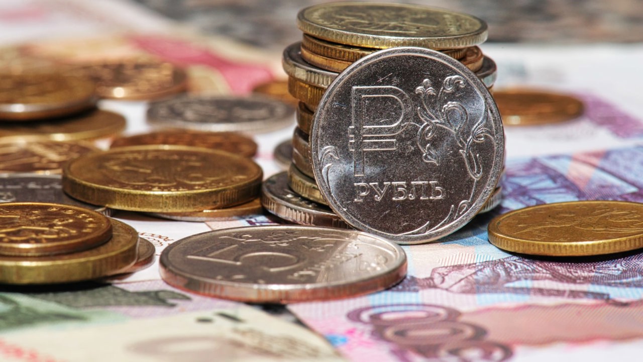 Russian ruble plummets to record levels amid rising budget spending and currency deficit