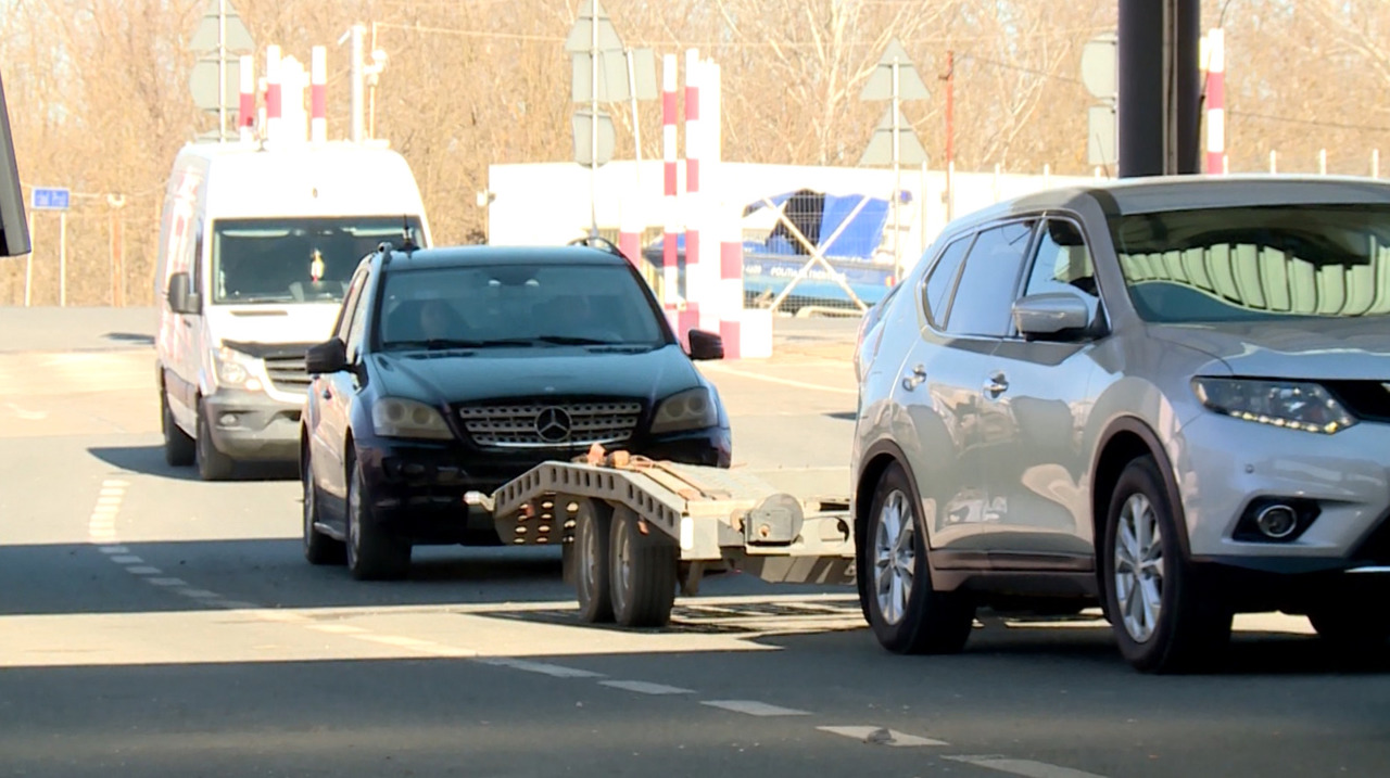 Diferența de preț la carburanți îi aduce pe șoferii români la benzinăriile din R. Moldova