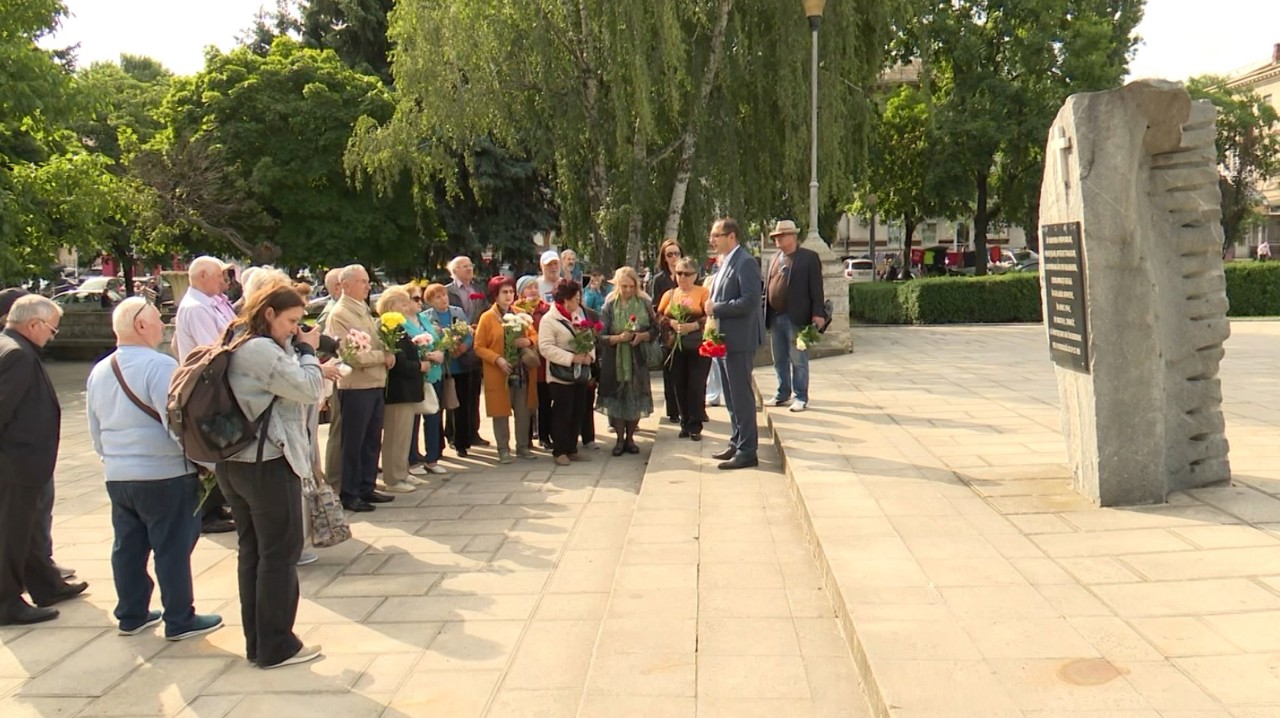 Flori și lumânări la „Trenul Durerii”, la 85 de ani de la deportările staliniste: „E prea dureros”  