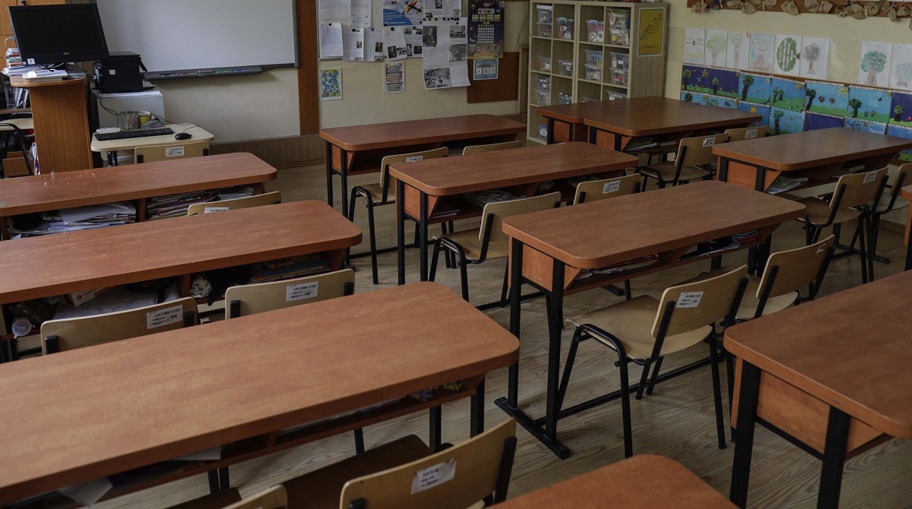 Reorganizarea școlilor mici: profesorii care vor merge să predea în alt raion ar putea beneficia de indemnizații de 15.000 de euro