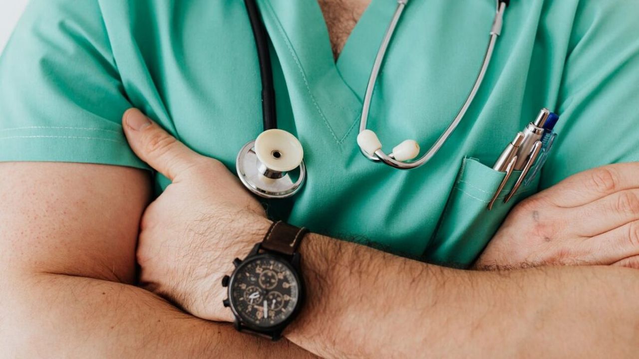 Salarii nejustificate, concedii lucrate și medici cu două joburi concomitente: Neregulile depistate în sistemul medical