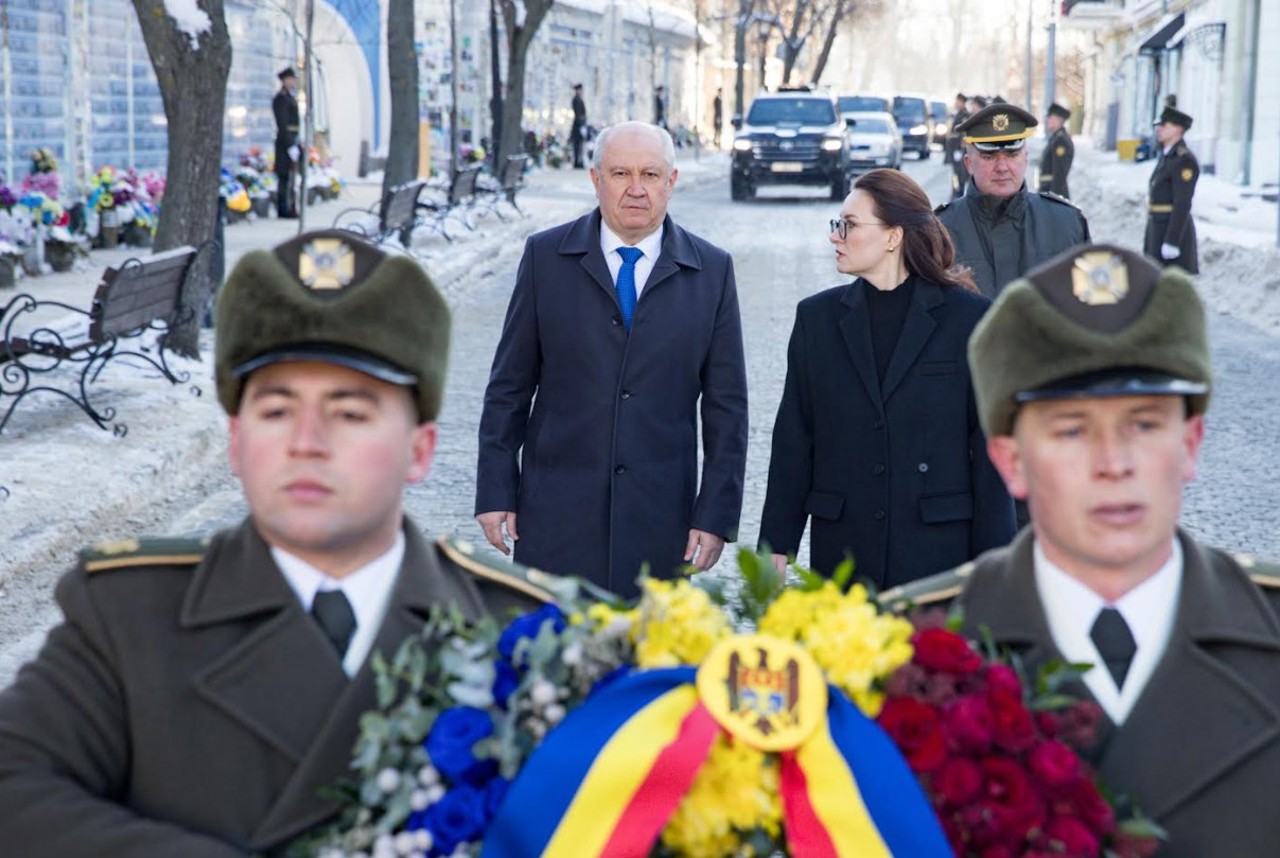 Poporul ucrainean luptă pentru pacea întregului continent european. Premierul Munteanu, flori la Kiev pentru apărătorii Ucrainei