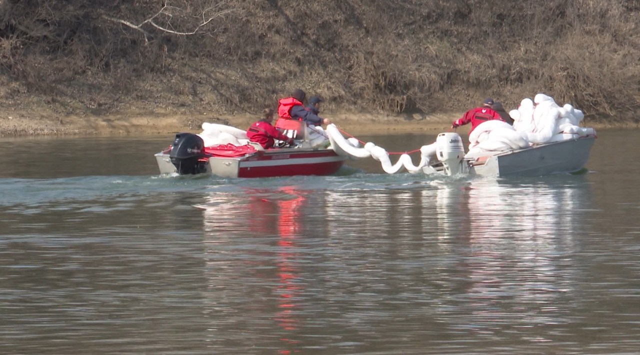 Criza de mediu de pe Nistru: autoritățile instalează filtre pentru a opri substanțele petroliere