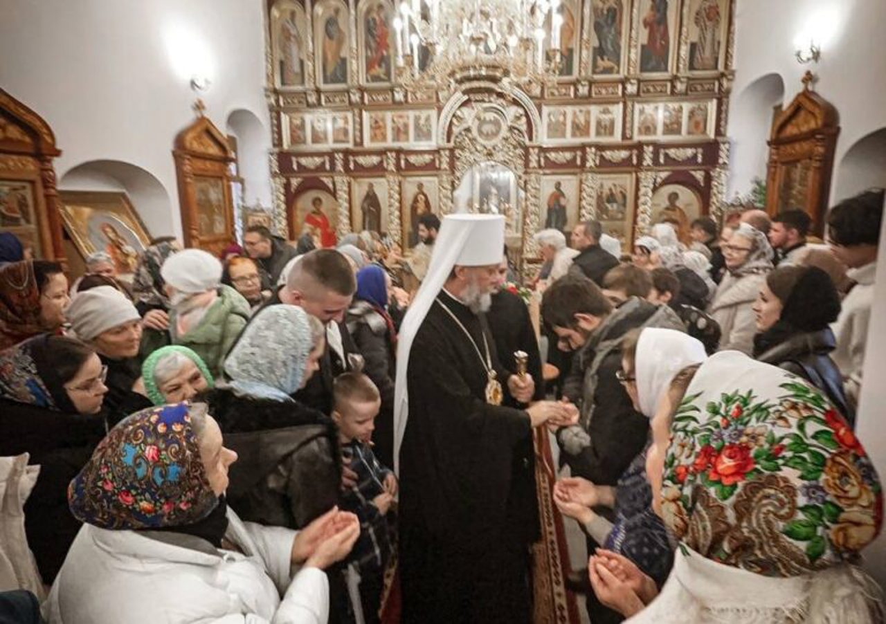 În timp ce mai mulți preoți părăsesc Mitropolia Moldovei, ÎPS Vladimir a plecat la Moscova unde a oficiat și o liturghie