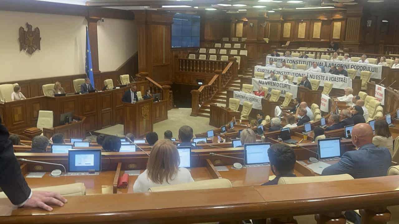 Новые судьи Конституционного суда принесли присягу в парламенте