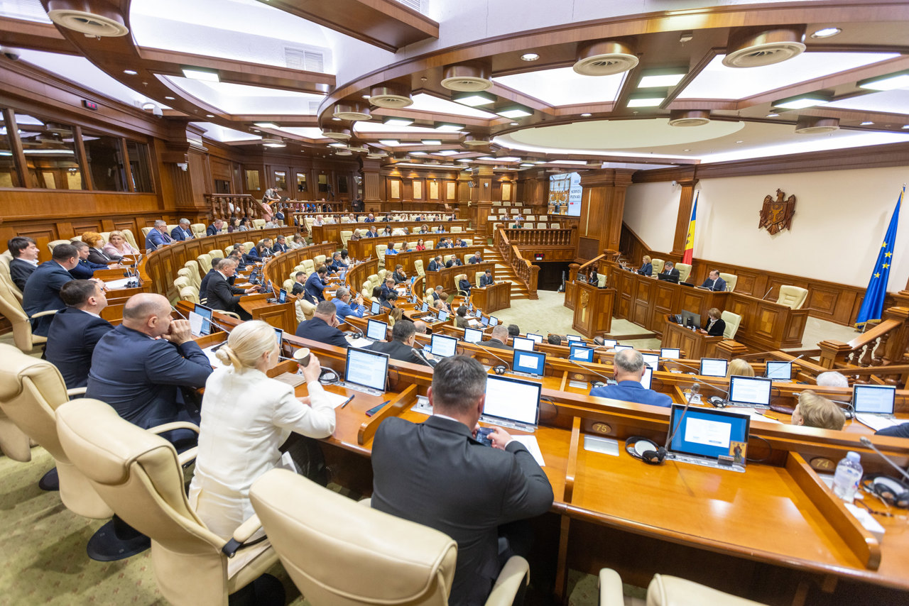 Legea cetățeniei, modificată în Parlament: Proceduri simplificate pentru obținerea actelor