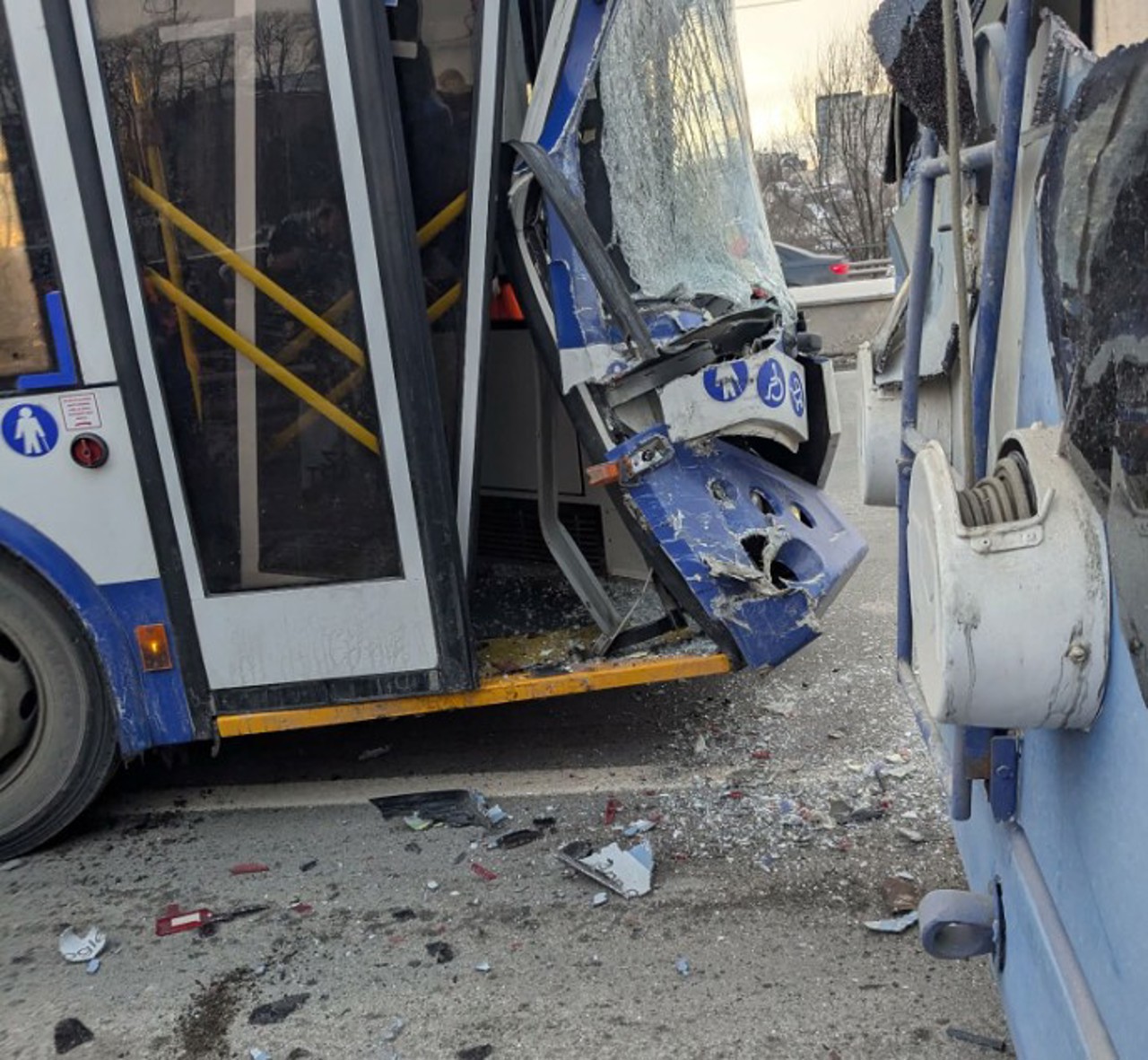 Accident cu implicarea a două troleibuze în capitală. RTEC: „Câțiva pasageri au avut nevoie de asistență medicală”