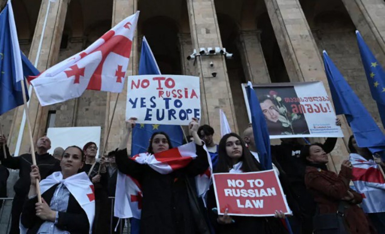 Noua lege a „agenților străini” din Georgia amenință procesul de aderare la UE, avertizează Comisia Europeană