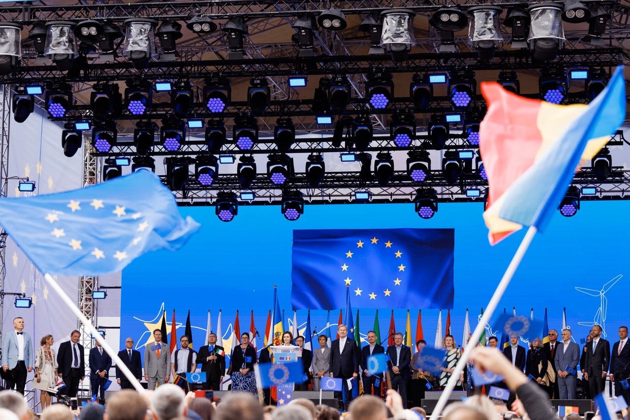 „Orășelul European”, la Chișinău: Sute de oameni au inaugurat, alături de președinta Maia Sandu și comisarul european Johannes Hahn, Ziua Europei