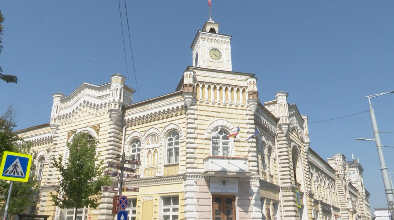 Clădirea Primăriei Chișinău, în degradare: Lucrările de restaurare sunt din nou amânate