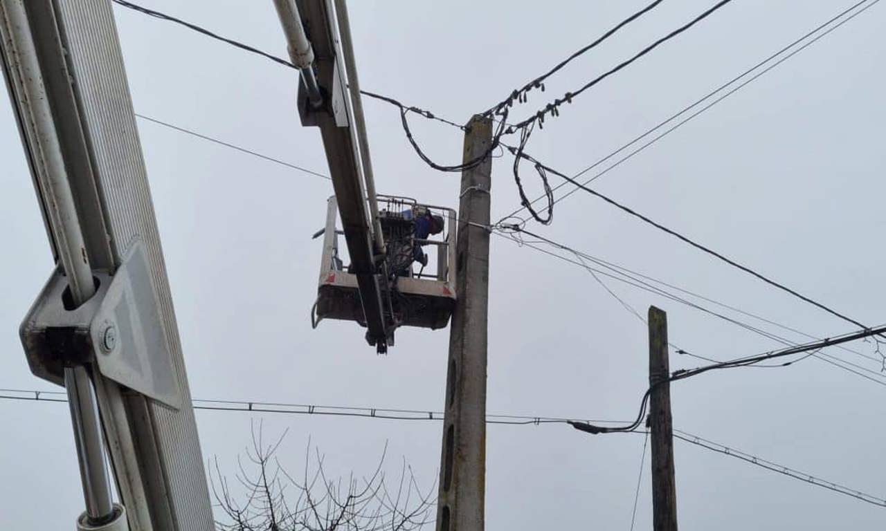Mai multe localități, fără energie electrică. Ministerul Energiei: Echipele de intervenție sunt în teren 