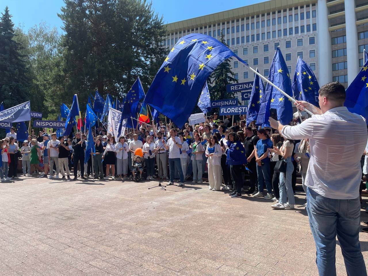 Moldova Seeks EU Entry: Youth Rally in Chisinau